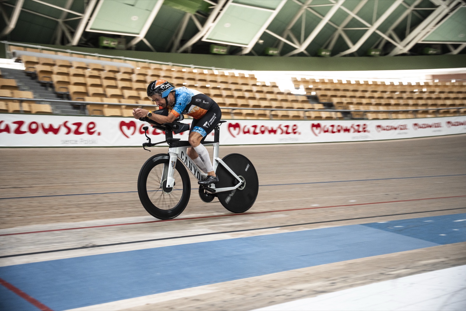 TT bike z kołem disc na torze