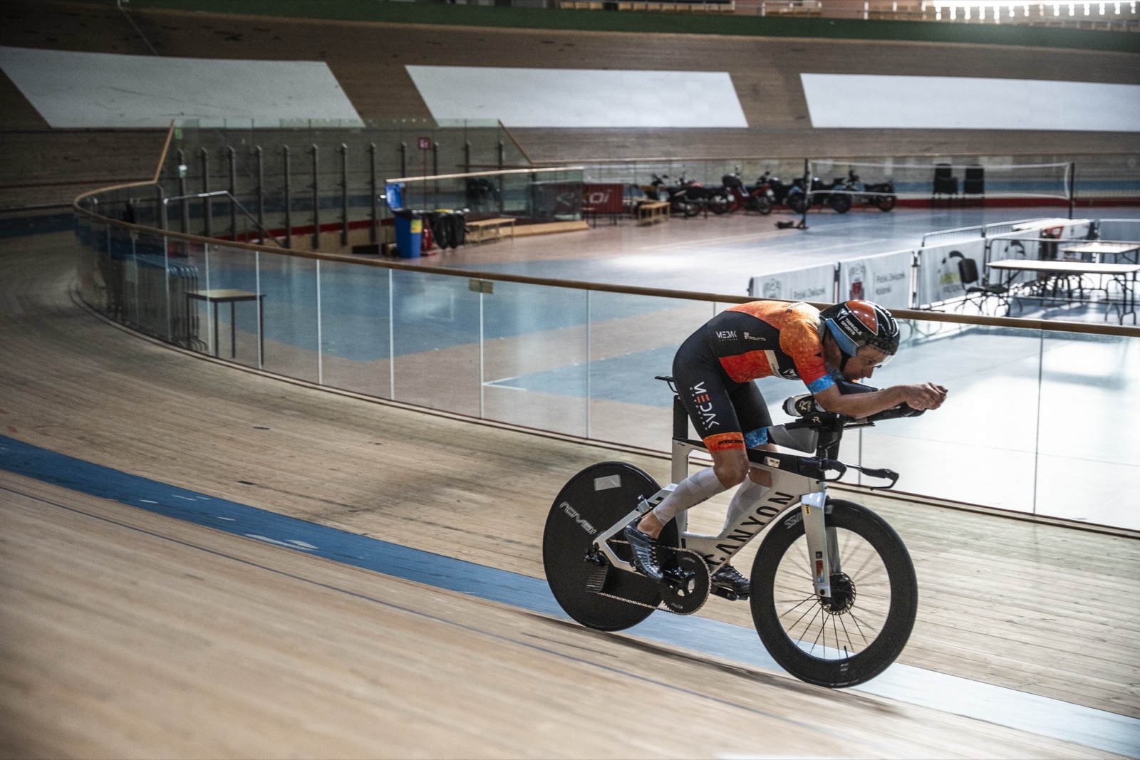 Kolarz w pozycji aero z disc wheel