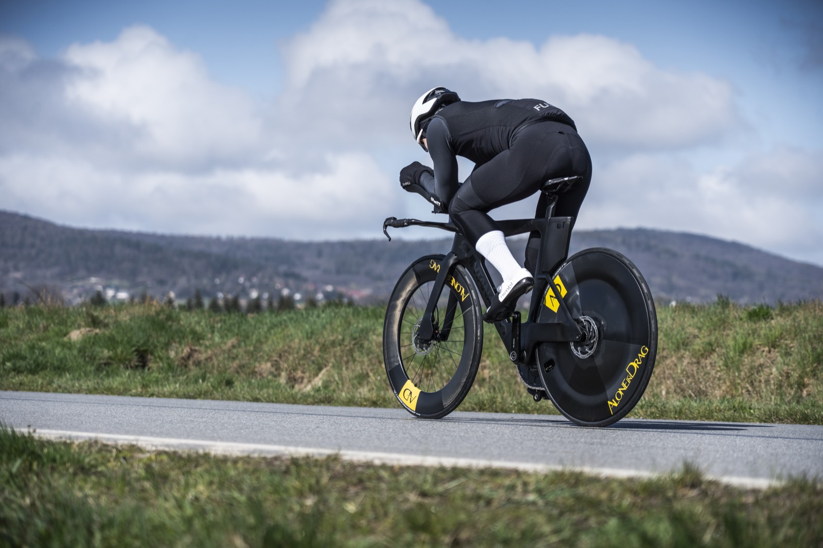 SaBRe Disc — side profile on road